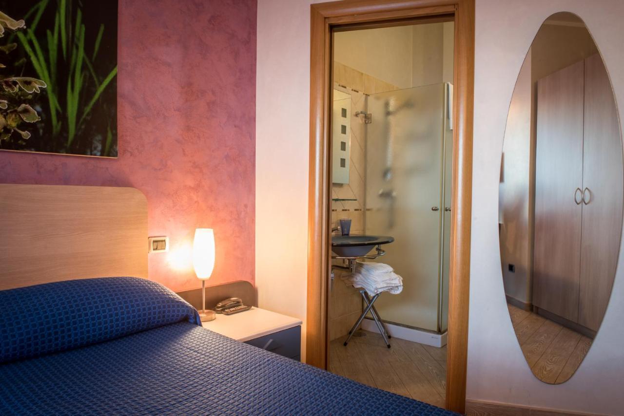 טורה סנטה סאבינה Hotel Mirage חדר תמונה