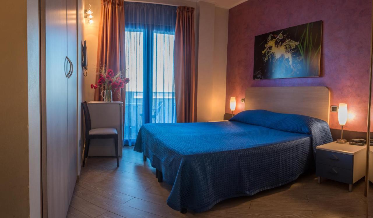 טורה סנטה סאבינה Hotel Mirage חדר תמונה